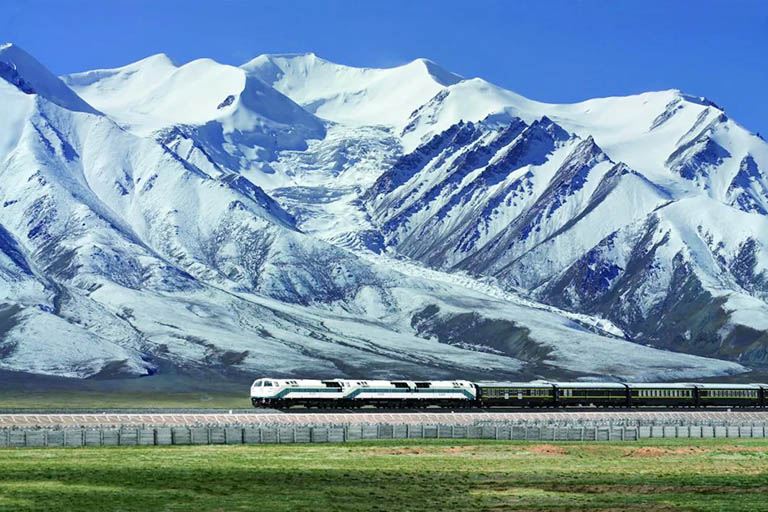 Scenery along the Qinghai Tibet Railway