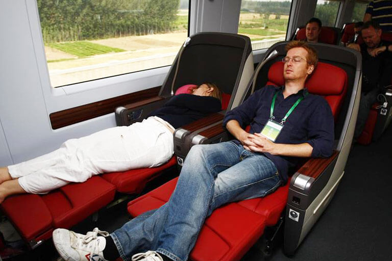 Quieter Environment in Business Class Carriage China High Speed Train Business Class Seats