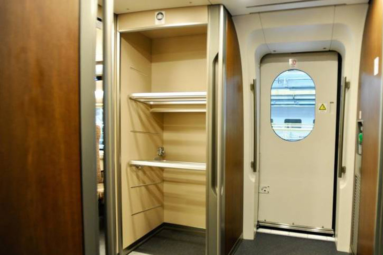 Luggage cabinets at the junction of two carriages China (High Speed) Train Travel Guide 2024