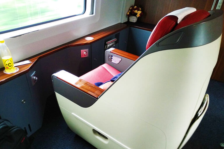 Adjust Your Seat into a Sightseeing Seat China High Speed Train Business Class Seats