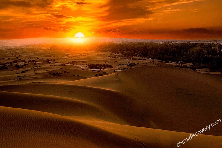 Magnificent sunrise in Badain Jaran Desert