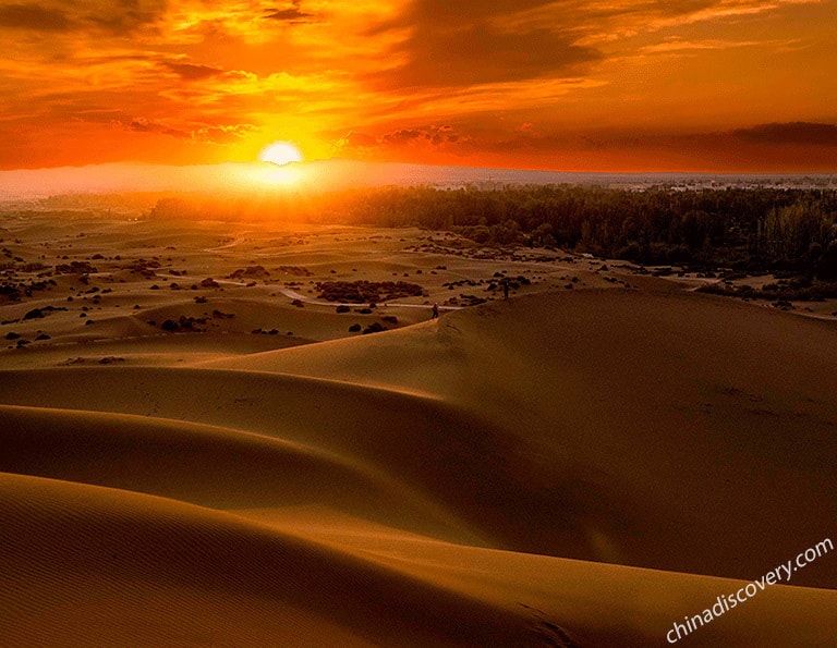 Magnificent sunrise in Badain Jaran Desert