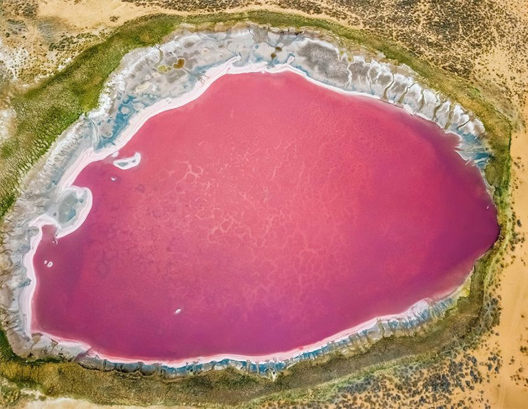Dadetu Lake - magic red lake in Badain Jaran Desert