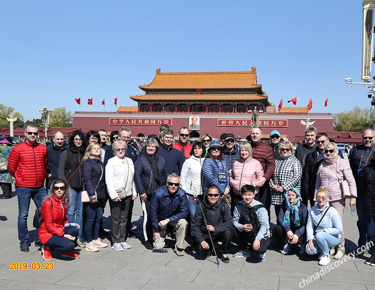 Woo's group visited Tiananmen Square 