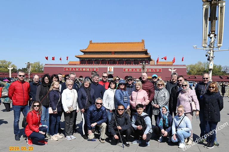 Woo's group visited Tiananmen Square 