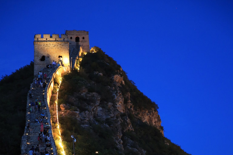 Enjoy a leisure evening hike on the Simatai Great Wall