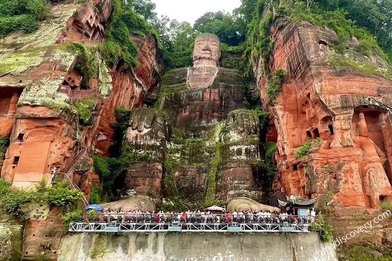 Appreciating the whole Giant Buddha from the boat on the rivers.