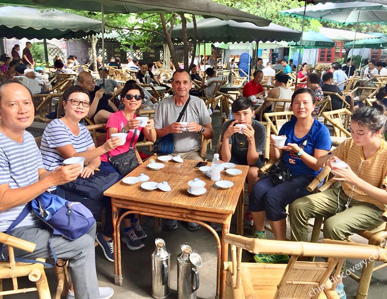 Our dear clients was experiencing Chengdu local living style in the People's Park