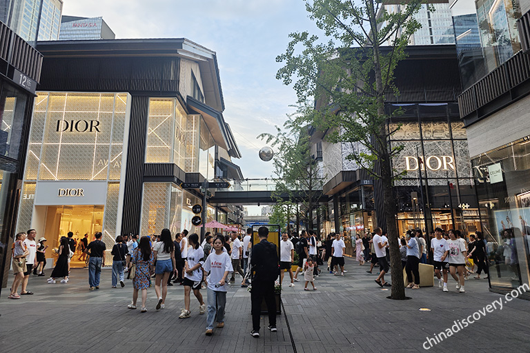 People at Taikoo Li Shopping Complex in Chengdu Editorial Image - Image of  office, open: 195774150