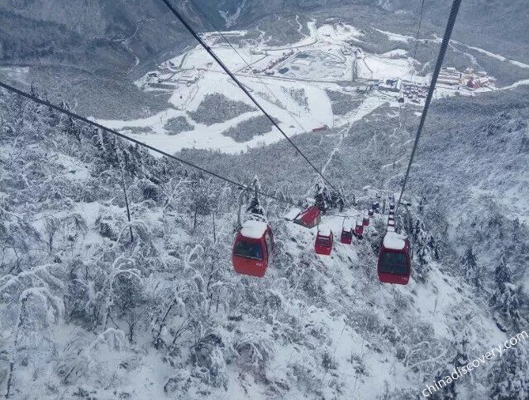 Take cable car from Ski Resort to Riyueping