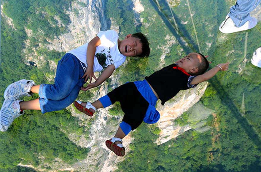 Kids Get Fear on Zhangjiajie Glass Bridge