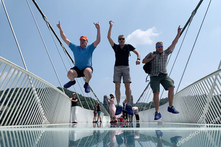 Kids Get Fear on Zhangjiajie Glass Bridge