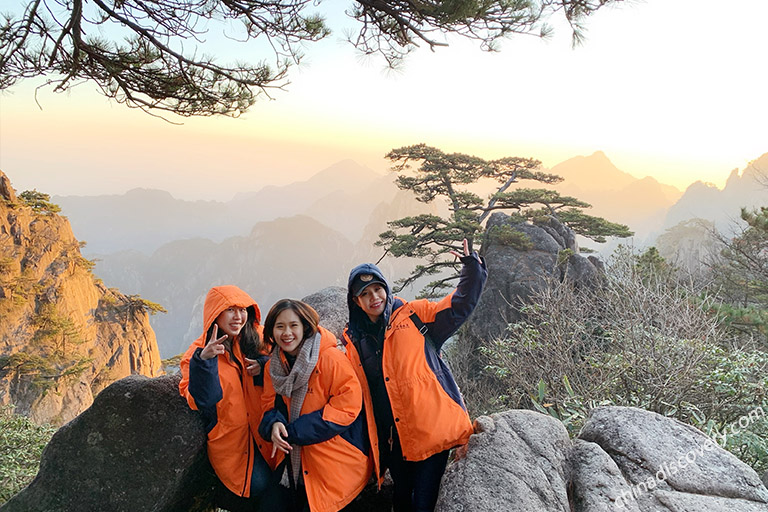 Our customers Jenny's group from Vietnam visited Yellow Mountain in Huangshan, Anhui on November 6, 2020, tour customized by Wonder
