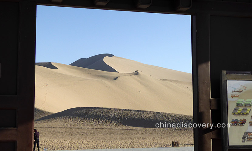 Boonshan’s group visited Dunhuang Echoing Sand Mountains in 2015