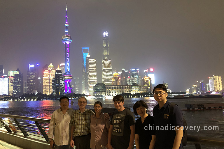 Kent’s group from USA visited Shanghai and took a photo with Shanghai Oriental Pearl Tower