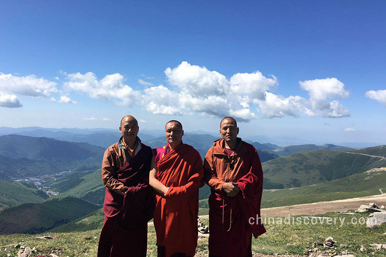 Mr. Phub's group from Bhutan visited Mount Wutai in 2018, tour customized by Rita