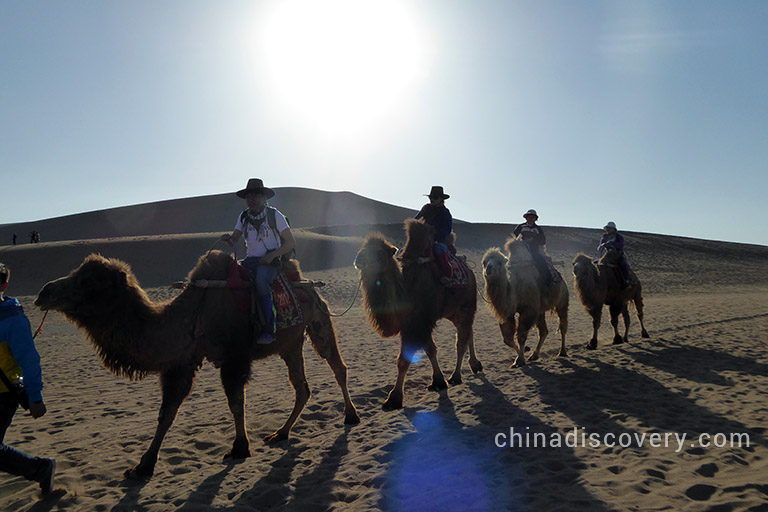 Dunhuang Echoing Sand Mountain Boonshan’s group visited Echoing Sand Mountain in 2015, tour customized by China Discovery