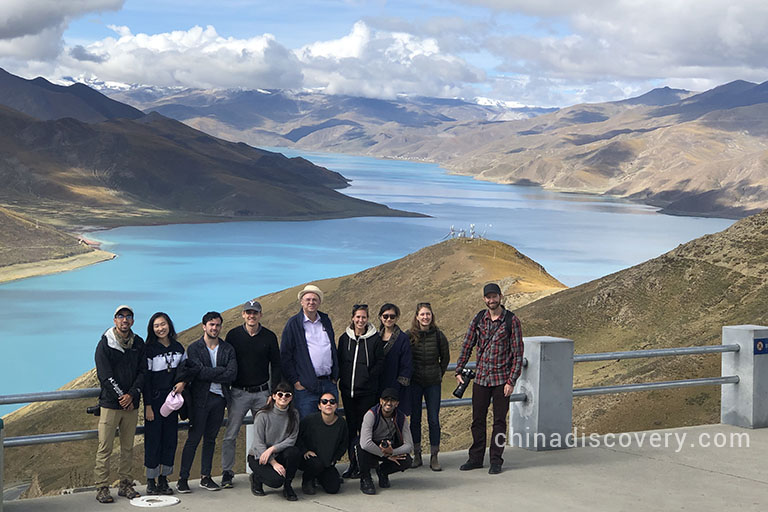 In October 2019, a group of students from Yale University took a group photo in front of Yamdrok Lake on their way from Lhasa to Gyantse