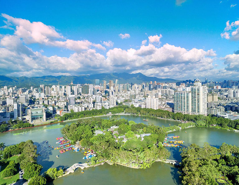 Aerial photo shows tourists enjoying summer time on the beach in Fuzhou  City, southeast China's Fujian Province, 6 August, 2023. (Photo by  ChinaImages/Sipa USA) Credit: Sipa US/Alamy Live News Stock Photo 