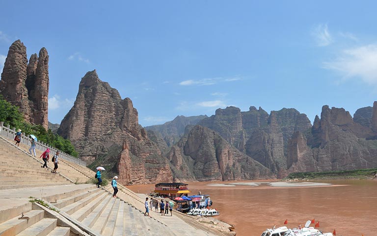 Take a boat on Liujiaxia Dam to visit Bingling Temple Grottoes