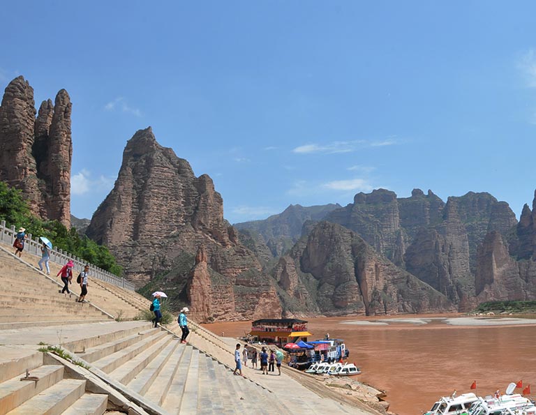 Take a boat on Liujiaxia Dam to visit Bingling Temple Grottoes