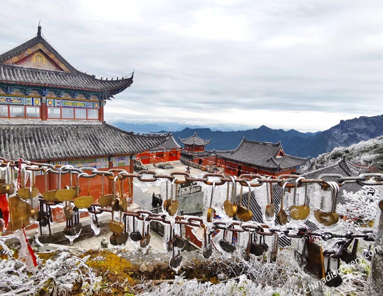 Scarlet Halls of Fanjingshan Cheng En Temple