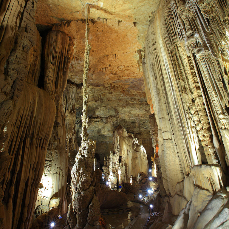 King's Helmet Zhijin Cave