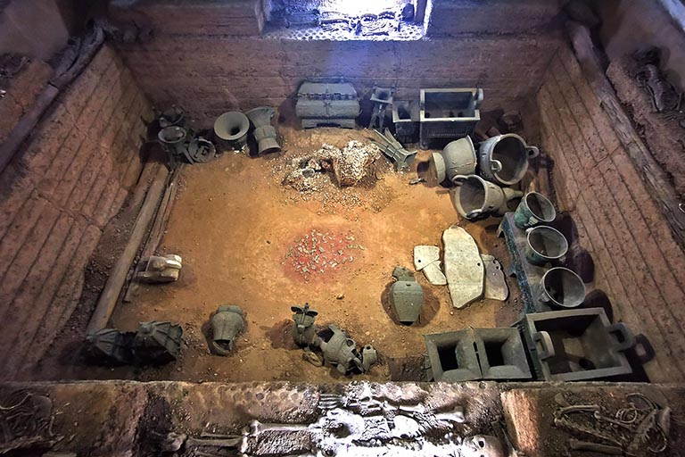 Buried Items in the Tomb of Fuhao Henan Attractions