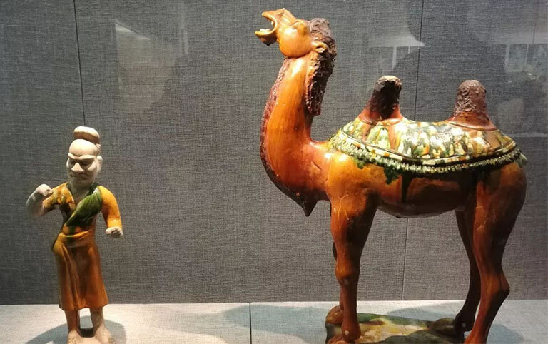 Exquisite tri-colored glazed potteries in Luoyang Museum 
