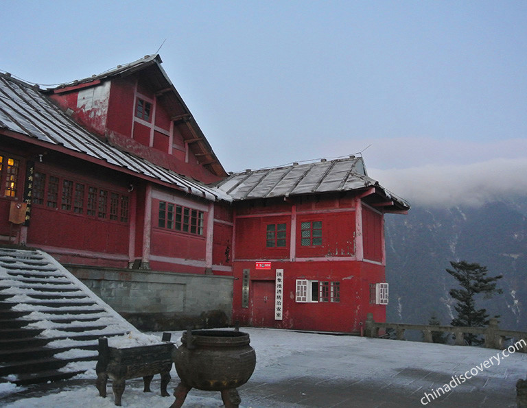 3 Days Mount Emei Classic Walking Tour with Moderate Pace