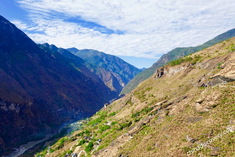 Tiger Leaping Gorge Hiking Trails