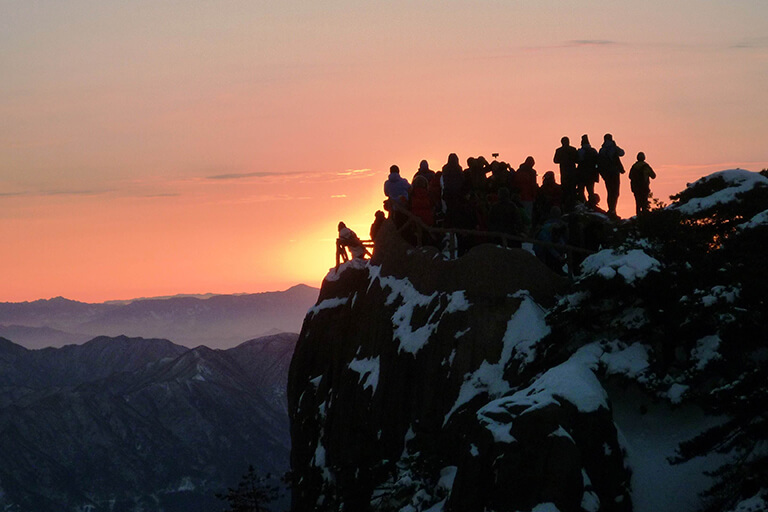 Hold an Good Spot to Capture the Most Gorgeous Sunset Moment on Huangshan Huangshan Yellow Mountain Sunset