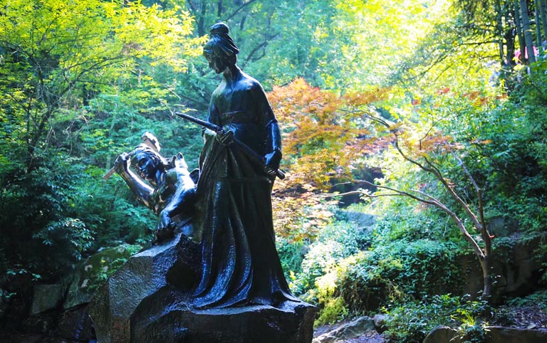 Sword Pond - Statues of Moye and Ganjiang