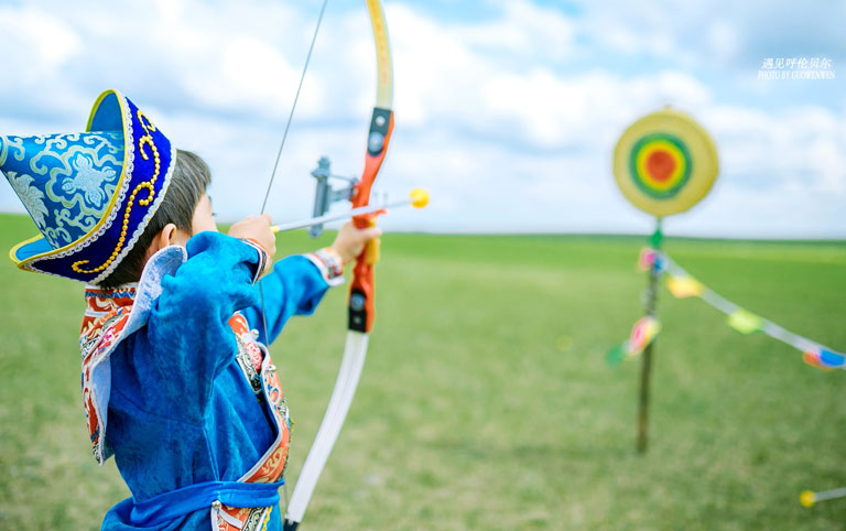 Try the Mongolian Archery on Hulunbuir Grassland