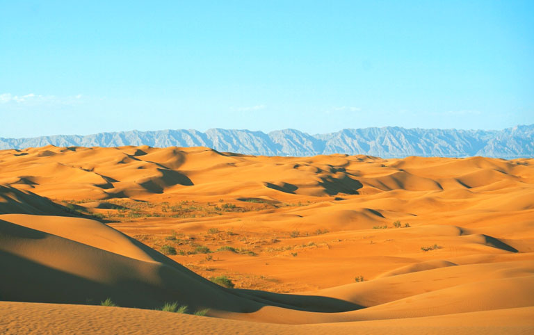 Yemingsha (Night Singing Sand) at Kubuqi Desert