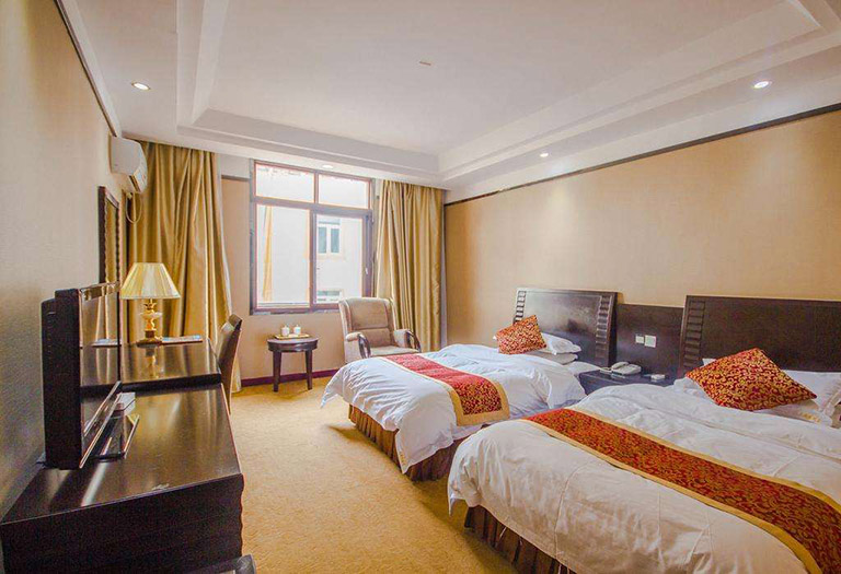 Double-Bed Room of Dazangfeng Hotel Where to Stay in Jiuzhaigou