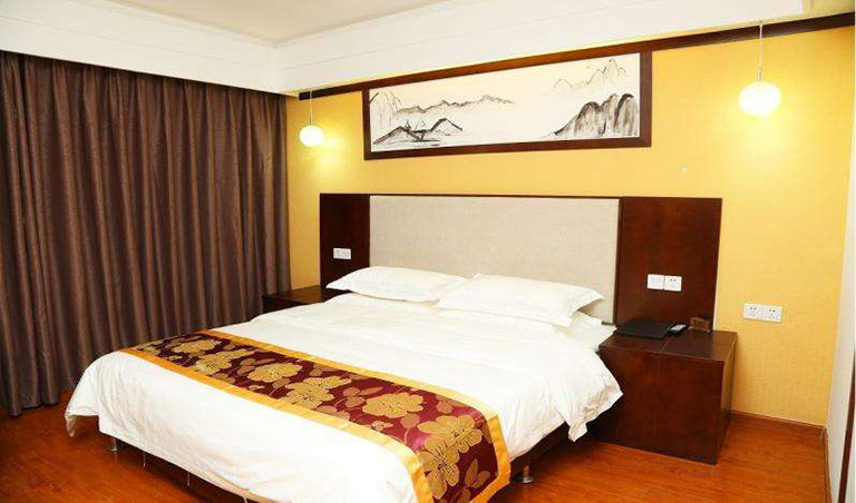 Big-Bed Room of Jiahe Hotel Where to Stay in Jiuzhaigou