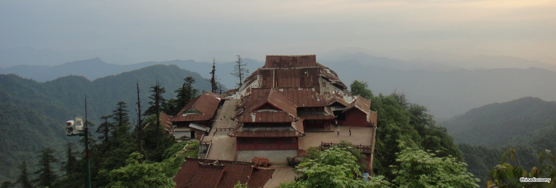 4 Days Mount Emei In-depth Hiking Tour including Leshan Giant Buddha