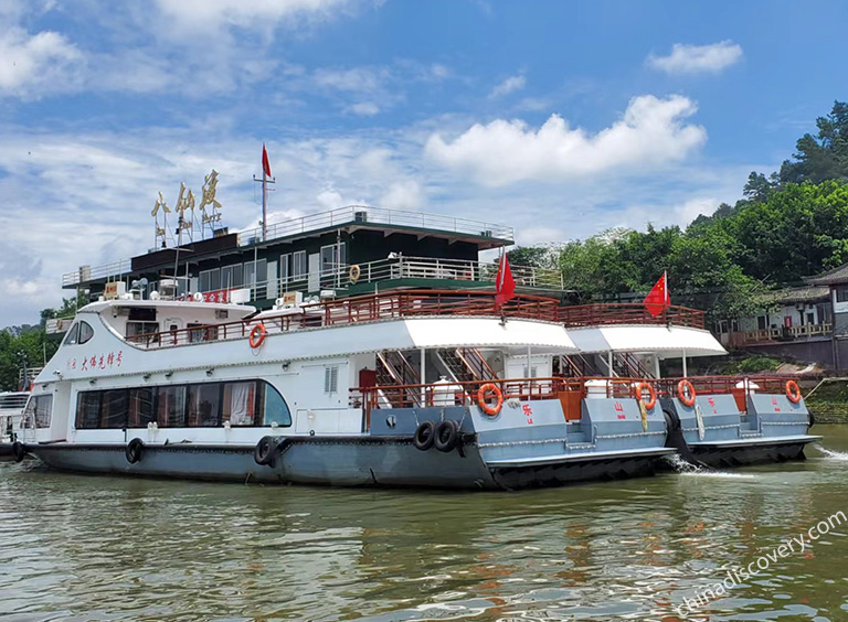 Visit Leshan Giant Buddha by Boat or Hiking