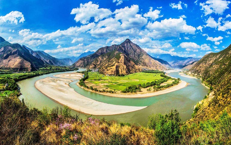 Sightseeing at First Bend of Yangtze River