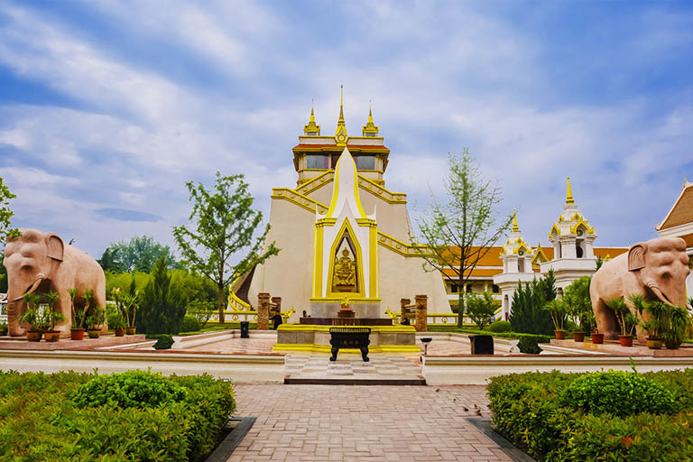 Thai Style Temple Luoyang Family Activities