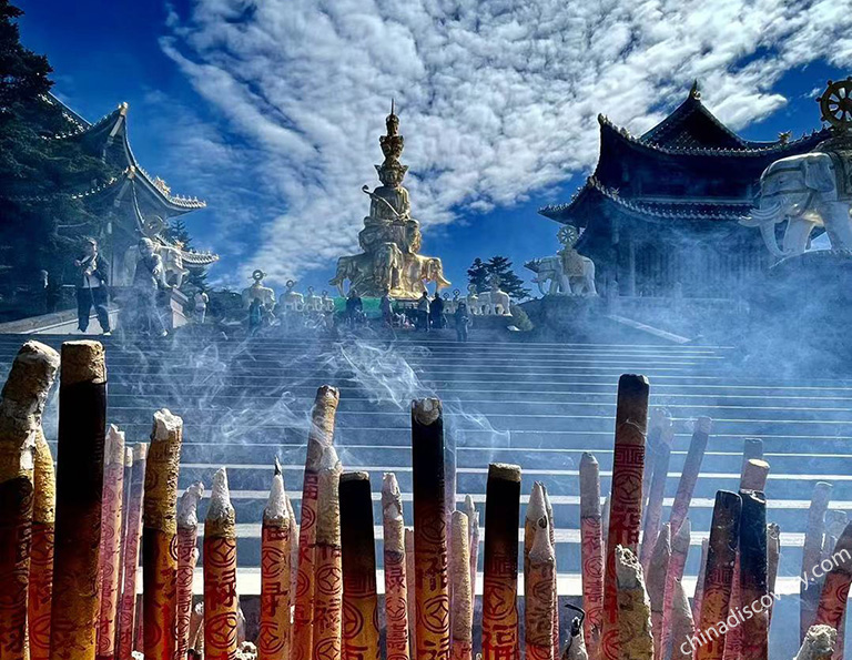 Pilgrims whorshiped Samantabhadra Bodhisattva in Golden Summit