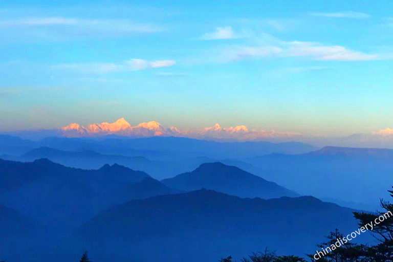 Marvelous far-reaching view from Golden Summit - Cloud Sea and Mount Gongga