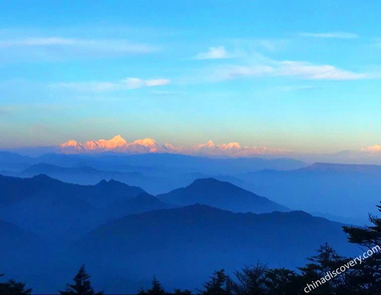 Marvelous far-reaching view from Golden Summit - Cloud Sea and Mount Gongga