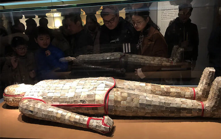 Nanjing Museum's rare relic - jade clothes sewn with silver wire