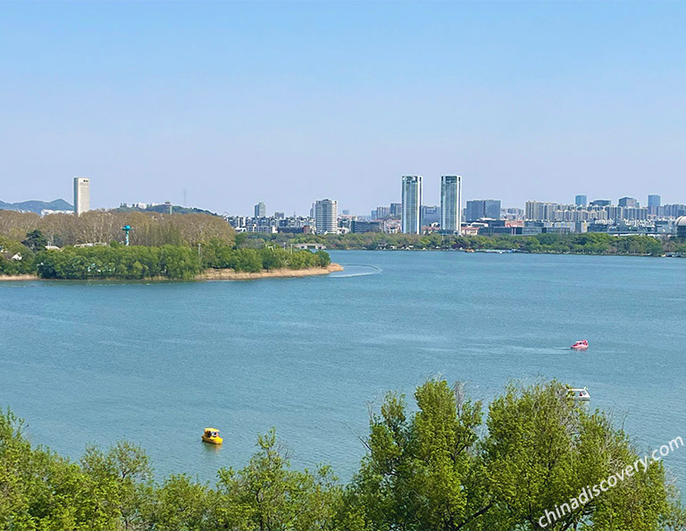 Viewing Xuanwu Lake from Taicheng Ancient City Wall