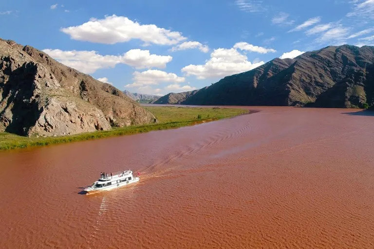 Cruise leisurely on the Yellow River in Qingtongxia