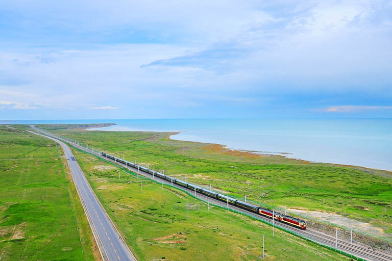 Scenery along the Qinghai Tibet Railway