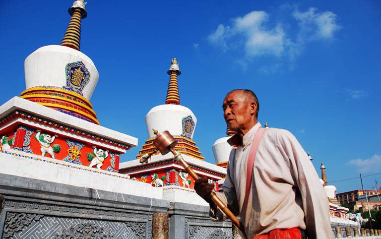 White buddhist stupas in Taer Monastery