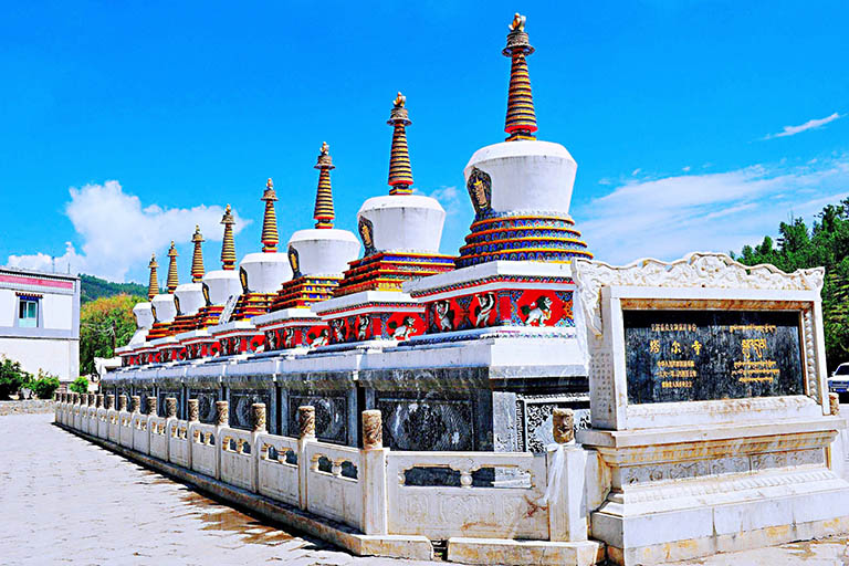 White buddhist stupas in Taer Monastery